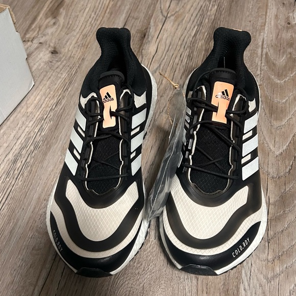 Adidas Womens Ultraboost Sneakers Size 6 1/2 - Picture 2 of 3